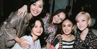Lebih dari 30 penyanyi Tanah Air lintas generasi gelar acara buka puasa bersama. Terlihat deretan busana print yang kompak dikenakan oleh para penyanyi perempuan. Mulai dari Bunga Citra Lestari hingga Vinna Panduwinata