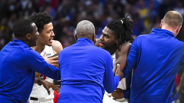 Isaiah Stewart saat mencoba menghajar LeBron James