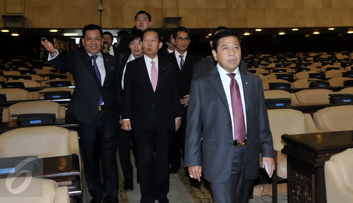Ketua DPR, Setya Novanto menerima kunjungan Ketua Liga Parlemen Jepang-Indonesia Toshihory Nikai di Gedung DPR RI, Jakarta, Selasa (24/11/2015). Dalam kesempatannya, Toshihory melihat-lihat sejumlah tempat rapat anggota dewan. (Liputan6.com/Johan Tallo)