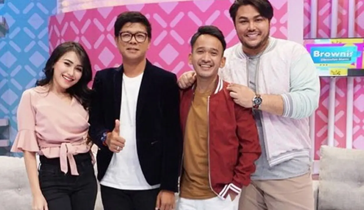 Penyanyi dangdut Ayu Ting Ting dikenal memiliki paling banyak follower di Instagram. Gerak gerik penyanyi dangdut asal Depok tak luput dari perhatian netizen. Belum lama ini, ia terlihat berfoto bersama dengan Andhika Kangen Band. (Instagram/ ruben_onsu)
