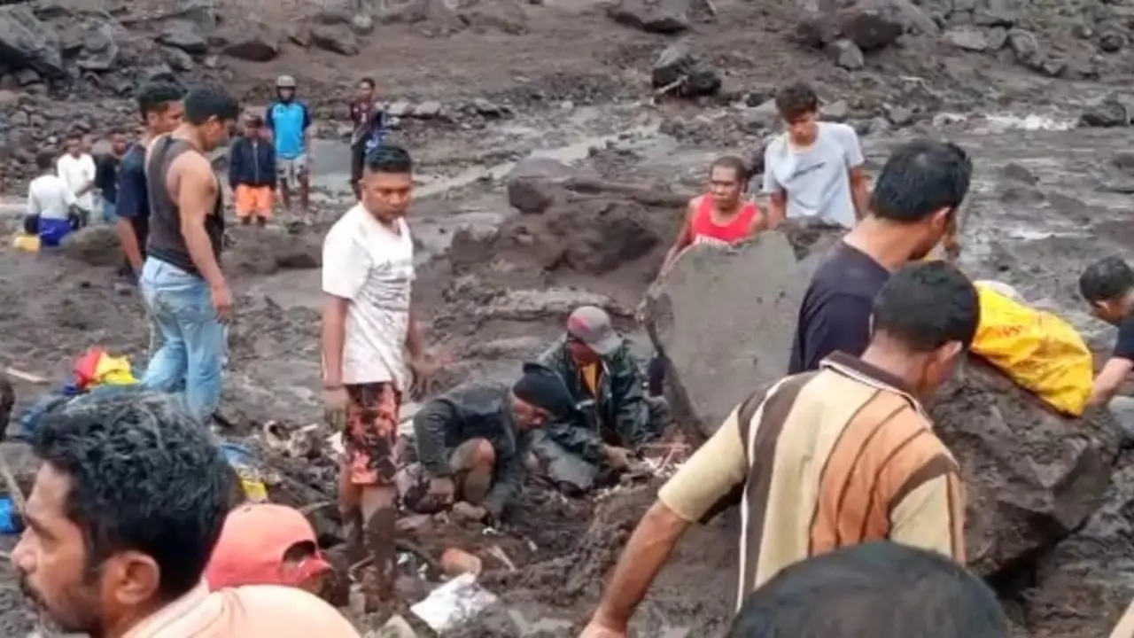 Warga sedang mencari korban jiwa yang tertimbun material lumpur dan tumpukan batu. (Liputan6.com/ Dionisius Wilibardus)