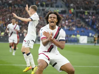 Penyerang Bologna Joshua Zirkzee merayakan gol yang dicetaknya ke gawang AS Roma dalam duel pekan ke-33 Serie A 2023/2024 di Olimpico, Senin (22/4/2024). (AP Photo/Gregorio Borgia)