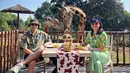 Seimbang dalam menjalani kehidupan, pasangan ini selalu punya waktu untuk jalani momen kebersamaan berdua. Salah satunya ialah dengan menjalani liburan bareng, baik itu ke pantai, luar negeri hingga main bareng jerapah di Taman Safari (Liputan6.com/IG/@kenesandari)