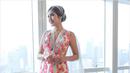 Jessica Iskandar mengenakan gaun rancangan Sebastian Gunawan, salah satu designer ternama Indonesia. Dress yang dikenakan Jedar berwarna dasar putih dengan sentuhan bunga berwarna merah muda.