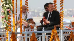 Presiden Prancis Emmanuel Macron (kanan) ditemani Perdana Menteri (PM) India Narendra Modi (kiri) menyusuri Sungai Gangga di Kota Varanasi, India, Senin (12/3). Macron mengunjungi India selama empat hari. (Ludovic MARIN/POOL/AFP)
