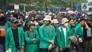 Massa aksi yang terdiri dari mahasiswa, buruh serta pelajar berkumpul di sekitar Tugu Proklamasi, Jakarta, Kamis (8/10/2020). Massa aksi bersiap menggelar unjuk rasa di Istana Negara untuk mengajukan protes atas disahkannya RUU Omnibus Law Cipta Kerja (Ciptaker). (Liputan6.com/Immanuel Antonius)