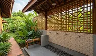 11 Desain Tempat Wudhu Rumah dengan Dinding Roster, Adem dan Estetik