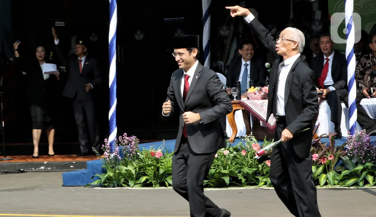Mendikbud Nadiem Makarim menghadiri Upacara Peringatan HUT PGRI ke-74 dan Hari Guru Nasional 2019 di Kemendikbud, Jakarta, Senin (25/11/2019). Upacara diikuti oleh guru, siswa-siswi dan mahasiswa dan Nadiem Makarim memimpin selaku pembina upacara. (Liputan6.com/Johan Tallo)