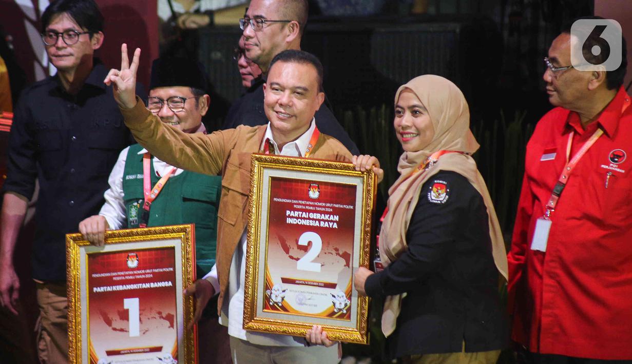Ketua Harian dan Wakil Ketua Umum DPP Partai Gerindra Sufmi Dasco Ahmad menerima nomor urut di gedung KPU, Jakarta, Rabu (14/12/2022). Komisi Pemilihan Umum (KPU) menggelar acara pengundian dan penetapan nomor urut partai politik peserta Pemilu 2024. 17 partai politik yang lolos menjadi peserta Pemilu 2024 pun telah mendapatkan nomor urutnya masing-masing. (Liputan6.com/Herman Zakharia)