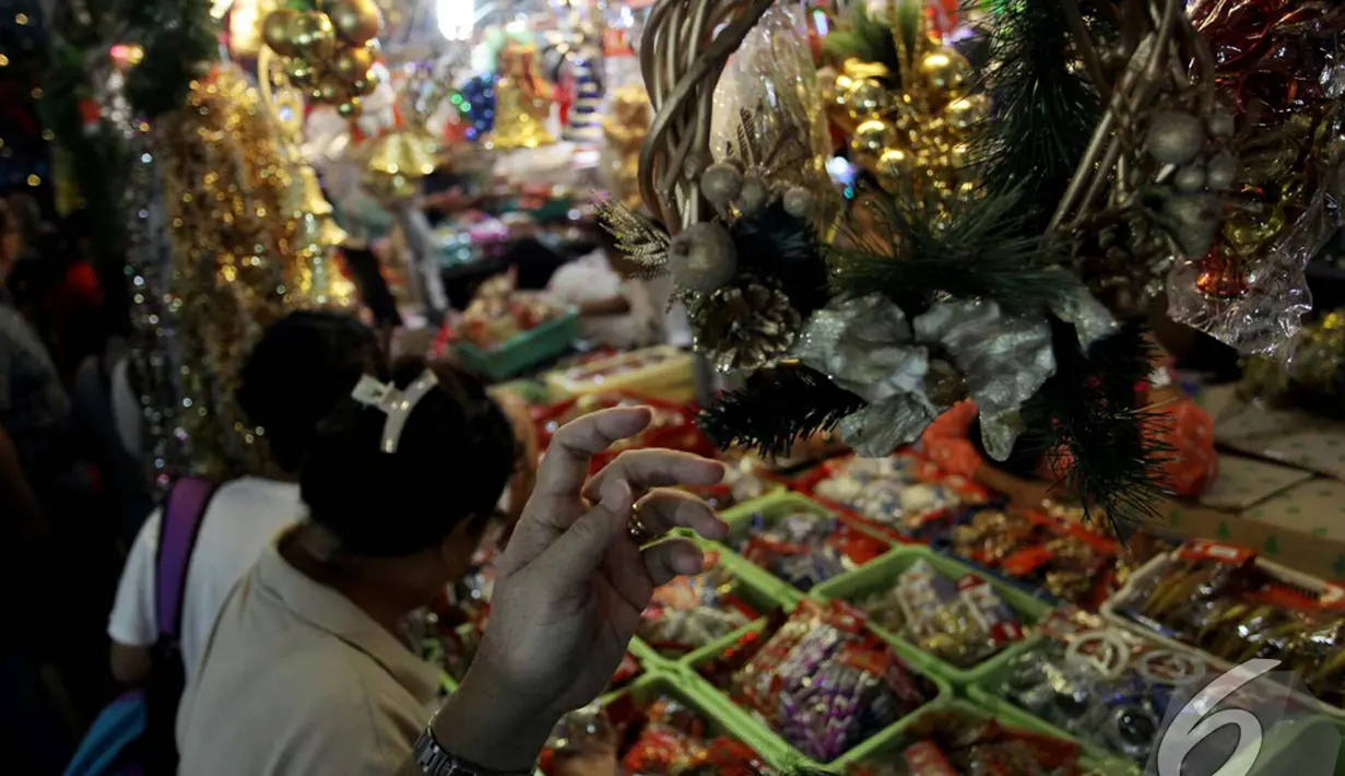 Pernak-pernik yang diburu pembeli mulai dari beragam gantungan pohon natal, lampu warna-warni, topi natal, lonceng, dan pernak-pernik lainnya, Jakarta, Sabtu (13/12/2014). (Liputan6.com/Johan Tallo)