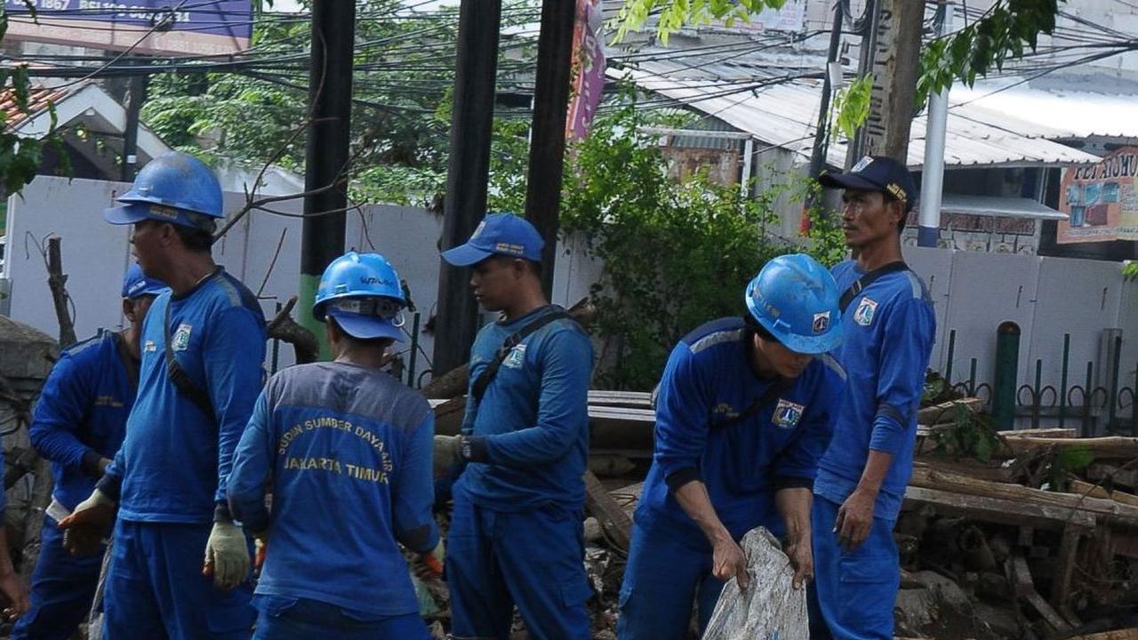 Debit air yang tinggi di aliran kali itu terjadi sekitar pukul 4.45 WIB sehingga menyebabkan banjir setinggi 30 sentimeter  di sekitar pertigaan Hek Kramat Jati. Foto: merdeka.com / Imam Buhori<br>