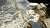 Dua astronaut melakukan misi spacewalk di luar Stasiun Antariksa Internasional (ISS) untuk memperbaiki detektor partikel kosmis. (NASA)