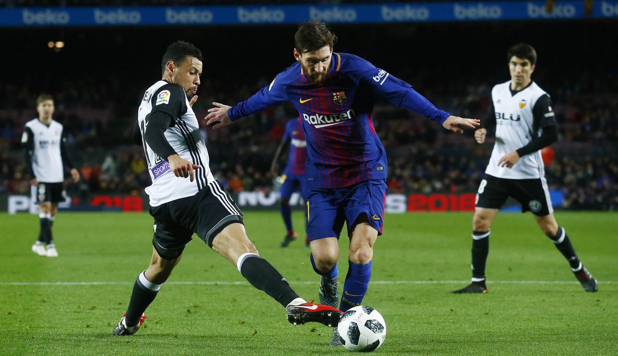Striker Barcelona, Lionel Messi, berusaha melewati gelandang Valencia, Francis Coquelin, pada laga leg pertama semifinal Copa Del Rey di Stadion Camp Nou, Jumat (2/2/2018). Barcelona menang 1-0 atas Valencia. (AP/Manu Fernandez)
