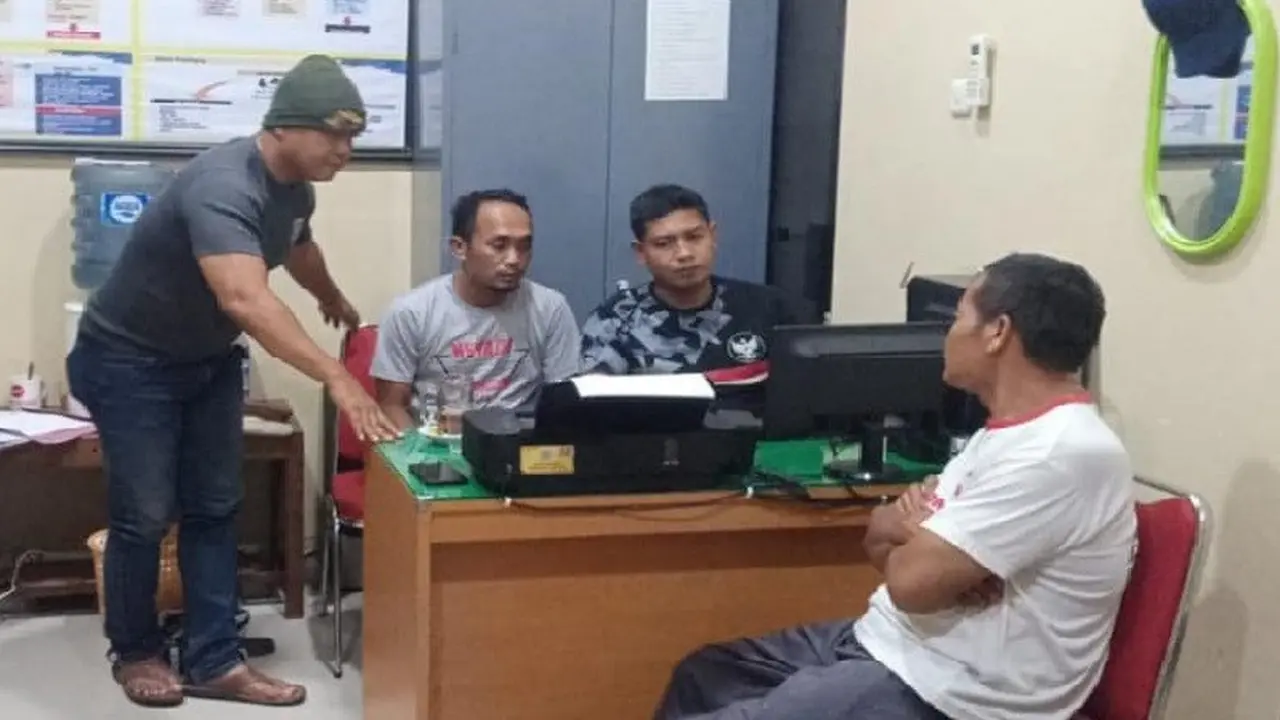 Polisi menangkap suami yang nekat menjambret istrinya sendiri. (Foto: Liputan6.com/Hendro Ary Wibowo)