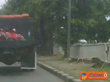 Anak-anak Sekolah Dasar (SD) naik mobil truk terbuka di Jalan Bekasi Timur, tepatnya depan penjara Cipinang. (Pengirim : Untung)