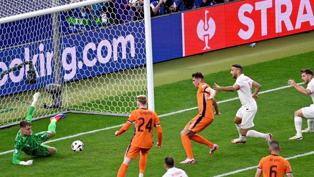 Timnas Belanda berhasil mengamankan satu tiket terakhir ke babak semifinal Euro 2024 usai mengalahkan Turki dengan skor tipis 2-1 pada laga perempatfinal yang digelar di Olympiastadion, Berlin, Jerman, Minggu (7/7/2024) dini hari WIB. Foto: REUTERS / Fab