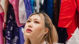 Michele Alex terlihat cocok mengenakan seragam ala anak sekolah di Korea. Konten kreator yang sering membagikan resep makanan di video TikToknya ini seringkali membuat penonton salah fokus karena paras cantiknya yang mirip Rosé Blackpink. (Instagram/@michelealex)
