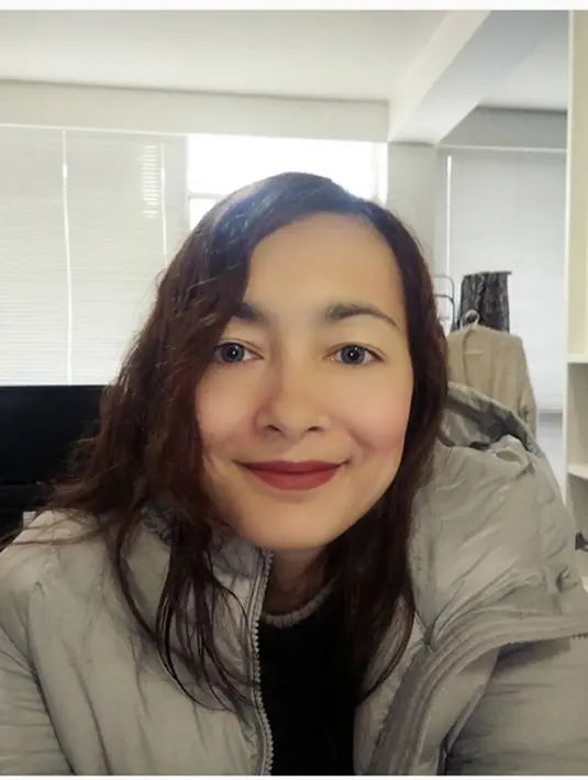 Berdasarkan statusnya, Kemesraan di tunjukkan oleh Dewi Rezer disebuah tempat di Melbourne, Victoria, Australia. Foto cium bibir itu diunggah oleh pemilik akun facebook Claire Maree Besley pada Kamis, 14 Juli 2016 waktu setempat. (Instagram/rezerdewi)