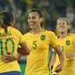 Sejumlah pemain Brasil merayakan gol keempat mereka ke gawang timnas Swedia pada lanjutan sepak bola wanita di Olimpiade Rio 2016,Brasil, (6/8). Brasil menang dengan skor telak 5-1. (REUTERS / Gonzalo Fuentes)