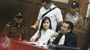 Terdakwa Jessica Kumala Wongso dan kuasa hukumnya saat menjalani sidang lanjutan kasus kopi beracun dengan saksi Resepsionis Kafe Olivier di PN Jakarta Pusat, (28/7). (Liputan6.com/Immanuel Antonius)