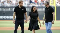 Tampil Serba Hitam, Kehadiran Meghan Markle di Pertandingan Bisbol Sukses Bikin Heboh