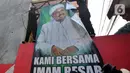 Petugas menurunkan baliho bergambar Habib Rizieq Shihab di Ciawi, Bogor, Minggu (22/11/2020). Petugas gabungan terdiri dari unsur Stpol PP, TNI, dan kepolisian menurunkan poster Habib Rizieq di sejumlah jalan protokol di kawasan Kota Bogor karena tidak memiliki ijin. (merdeka.com/Arie Basuki)