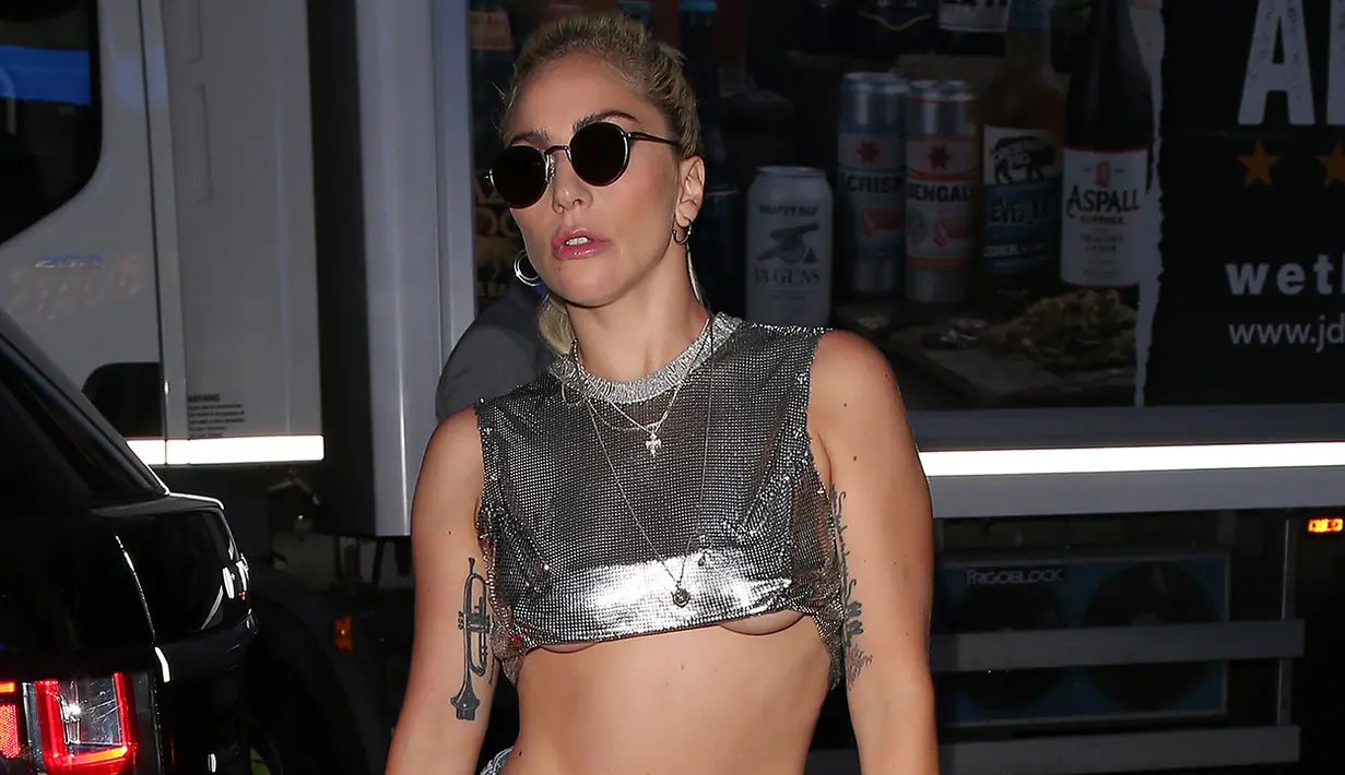 Lady Gaga pun terlihat tampil percaya diri dengan style underboob. (Entertainment Tonight)