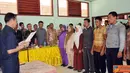 Citizen6, Tulang Bawang: Sekda Kabupaten Tulang Bawang Barat Sigit Trenggono membacakan naskah pengukuhan di acara pelatihan Kader Pemberdayaan Masyarakat (KPM) di Pulung Kencana, Rabu (15/6). (Pengirim: Jerry Hasan)