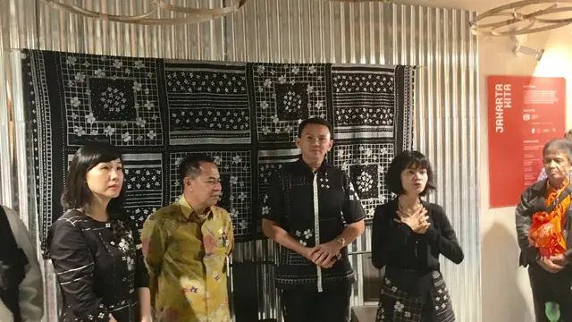 Gubernur DKI Jakarta Basuki Tjahaja Purnama alias Ahok tampil serasi dengan istrinya Veronica Tan di pameran kain Sejauh Mata Memandang.