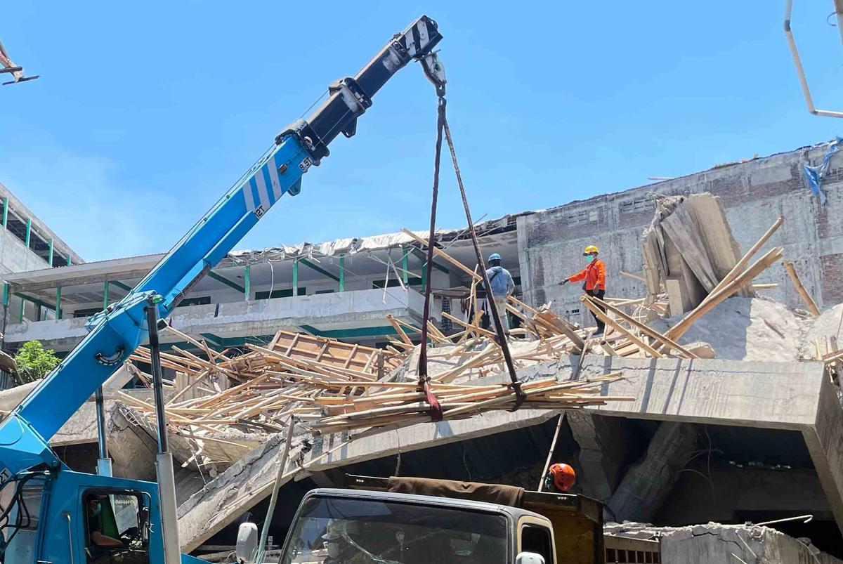 FOTO: Tragedi Musala Ponpes Al Khoziny,  Evakuasi Korban Dilanjutkan dengan  Alat  Berat
