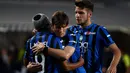 Pemain Atalanta merayakan gol yang dicetak Luis Muriel ke gawang Bologna pada laga lanjutan Serie A pekan ke-35 di Gewiss Stadium, Rabu (22/7/2020) dini hari WIB. Atalanta menang 1-0 atas Bologna. (AFP/Marco Bertorello)