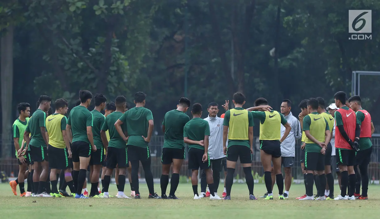 Pelatih Timnas Indonesia U-19, Indra Sjafri (tengah) memberi arahan pada timnya saat latihan di Lapangan A Kompleks GBK Jakarta, Selasa (23/10). Latihan ini persiapan melawan UEA di penyisihan Grup A Piala AFC U-19 2018. (Liputan6.com/Helmi Fithriansyah)