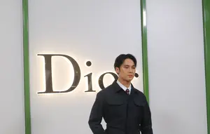 Mingyu SEVENTEEN Tampil Semi Formal Serba Dior, Pancarkan Pesona Boyfriend Material di Plaza Senayan