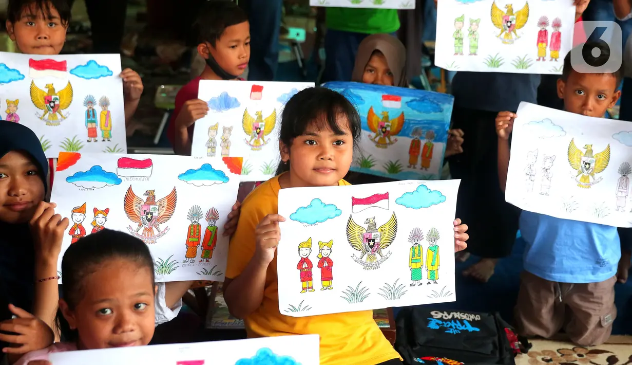 Anak-anak menunjukkan karyanya mewarnai burung garuda di Kampung Tematik Kampung Teras Pancasila, Karang Tengah, Tangerang, Banten, Rabu (1/6/2022). Kegiatan tersebut dilaksanakan dalam rangka memperingati hari lahirnya Pancasila bertujuan untuk memberikan wawasan dan pengetahuan tentang nilai-nilai Pancasila sejak dini. (Liputan6.com/Angga Yuniar)