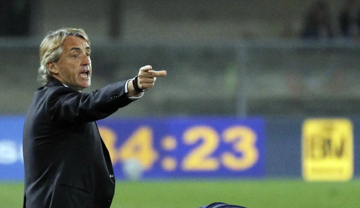 Pelatih Inter Milan, Roberto Mancini memberikan komando kepada pasukannya dari pinggir lapangan (AP Photo/Felice Calabro')