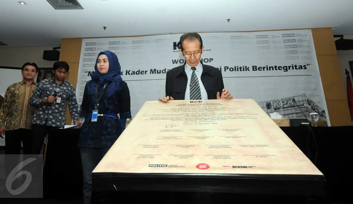 Salah satu Pimpinan KPK Zulkarnain memegang MOU dalam acara Workshop mencetak kader muda sayap partai politik berintegritas di gedung Komisi Pemberantasan Korupsi, Jakarta, Kamis (12/11/2015). (Liputan6.com/Helmi Afandi) 