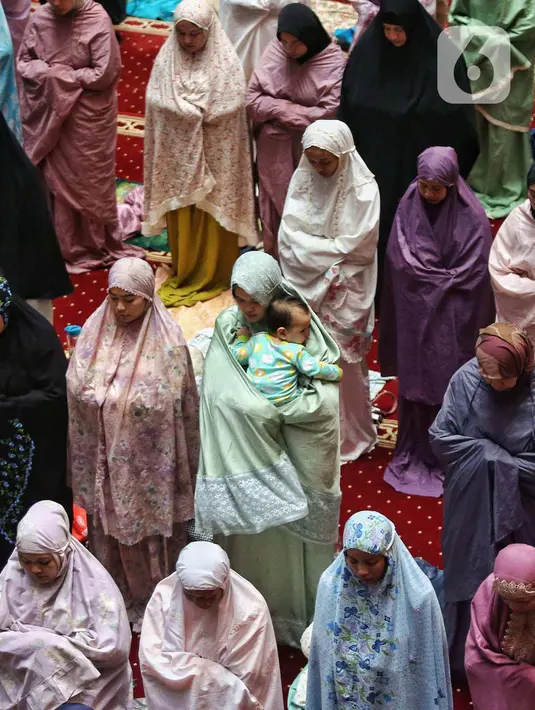 Rata-rata, umat muslim datang bersama keluarga. (Liputan6.com/Angga Yuniar)
