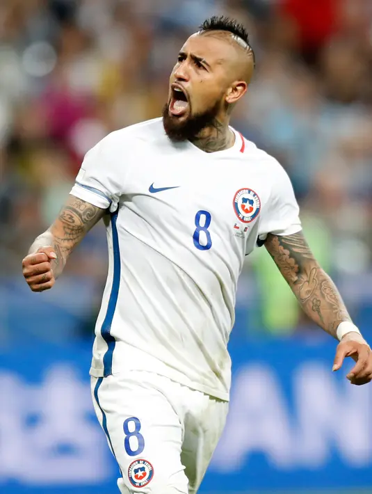Gelandang Chile, Arturo Vidal melakukan selebrasi usai mencetak gol lewat penalti pada semifinal Piala Konfederasi 2017 di Arena Kazan, Rusia, (28/6). Chile melaju ke Final dan menunggu pemenang antara Jerman dan Meksiko. (AP Photo / Pavel Golovkin)