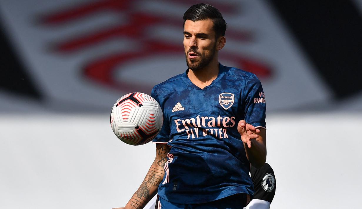Gelandang Arsenal, Dani Ceballos mengontrol bola saat menghadapi Fulham pada laga Liga Inggris 2020/2021 di  Craven Cottage, London (12/9/2020). Dani Ceballos yang kini menjalani musim ke-7 bersama Real Madrid tercatat pernah membela Arsenal selama dua musim pada 2019/2020 dan 2020/2021 berstatus pinjaman dari Real Madrid. Ia total tampil dalam 50 laga bersama The Gunners di Liga Inggris dengan torehan 5 assist. (AFP/Pool/Ben Stansall)
