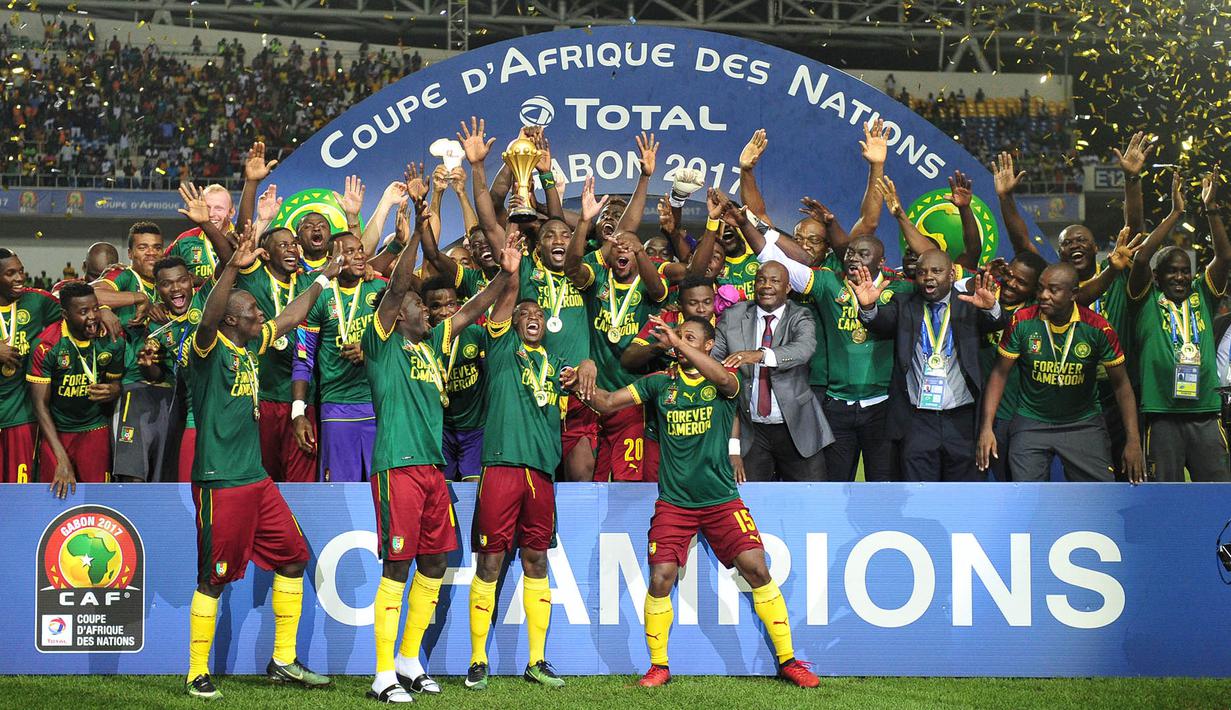 Para pemain Kamerun merayakan gelar Piala Afrika yang kelima kalinya usai menaklukkan Mesir. Lions Indomptables meraih gelar pada tahun 1984, 1988, 2000, 2002 dan 2017. (EPA/Samuel Shivambu)