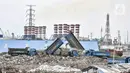 Petugas Dinas SDA DKI Jakarta menggunakan truk saat membuang lumpur ke pesisir kawasan Ancol, Senin (11/1/2021). Setiap harinya lumpur dari hasil pengerukan sungai, waduk, hingga gorong-gorong di 5 wilayah DKI dibuang ke kawasan pesisir yang mencapai 400 truk. (merdeka.com/Iqbal S. Nugroho)