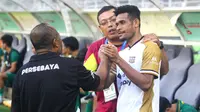 Ricky Kambuaya bereuni dengan Persebaya Surabaya di Stadion Gelora Bung Tomo, Selasa (16/4/2024). (Bola.com/Aditya Wany)