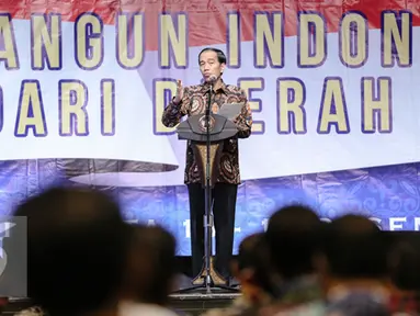 Presiden Joko Widodo memberikan kata sambutan dalam Musyawarah Nasional IV Adkasi di Jakarta, Kamis (17/12). Musyawarah nasional ini bertema 'Membangun Indonesia Dari Daerah' dengan dihadiri DPRD Kabupaten seluruh Indonesia. (Liputan6.com/Faisal R Syam)
