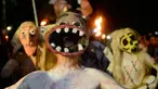 Peserta dengan memakai topeng bersuka ria mengikuti parade " La Calabiuza " di El Savador, Minggu (1/11/2015). Acara ini dirayakan oleh warga Tonacatepeque yang berada di Utara El Savador. (AFP PHOTO/Marvin RECINOS)