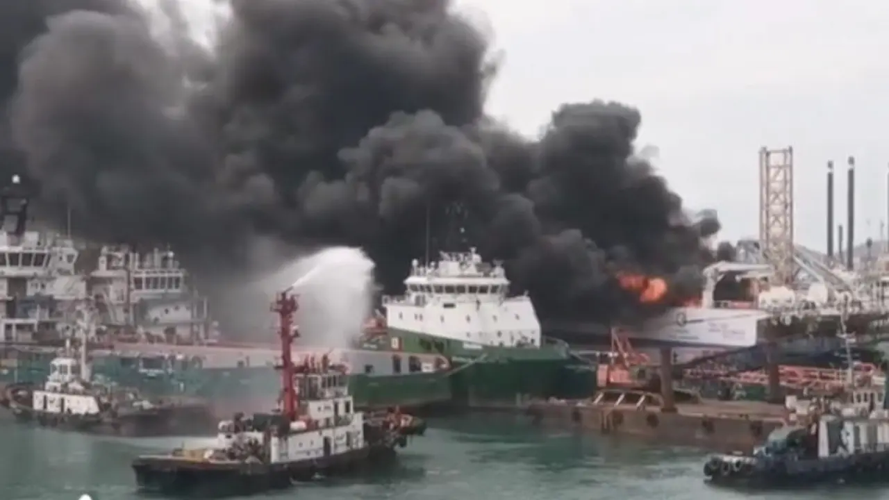 Kebakaran kapal di Batam