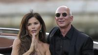 Lauren Sanchez Bezos dan Jeff Bezos berangkat dari hotel Aman selama perayaan pernikahan di Venesia, Italia pada Sabtu, 28 Juni 2025. (Foto AP/Luca Bruno)