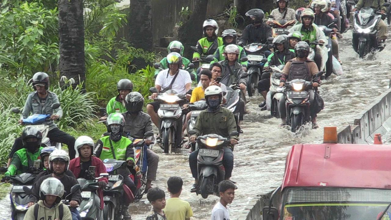 Semrawut Lalu Lintas di Daan Mogot saat Banjir, Macet Parah Imbas Pemotor Lawan Arah
