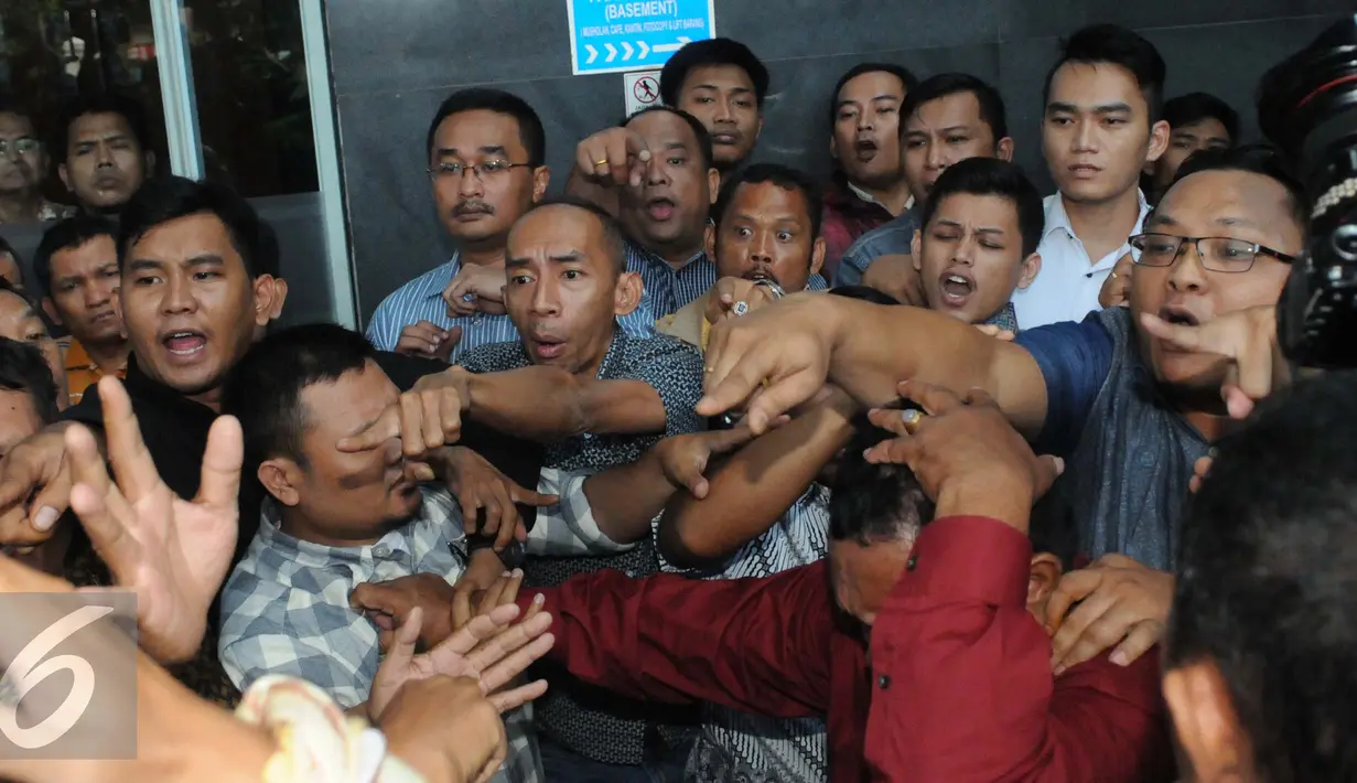 Pasca pembacaan vonis terhadap Marudut terjadi keributan antara pihak Marudut dengan wartawan foto, Jakarta, Jum'at (2/9). Kericuhan terjadi karena wartawan dari sejumlah media dihalangi dan dipukul oleh pendukung Marudut. (Liputan6.com/Helmi Afandi)