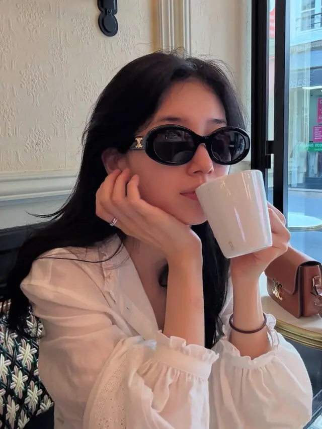 Bae Suzy Selama di Paris Hadir Fashion Show Celine. [@skuukzky]