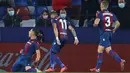Penyerang Levante, Enis Bardhi (kiri) berselebrasi usai mencetak gol lewat titik penalti ke gawang Atletico Madrid pada pertandingan La Liga Spanyol di stadion Ciutat de Valencia di Valencia (29/10/2021). Atletico Madrid bermain imbang atas Levante 2-2. (AFP/Jose Jordan)